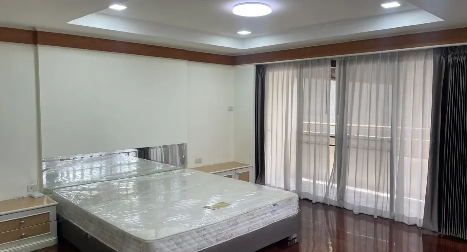 For rent 3 bedrooms apartment in Watthana, Bangkok