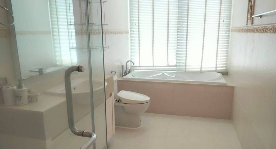 For rent 3 bedrooms condo in Khlong Toei, Bangkok