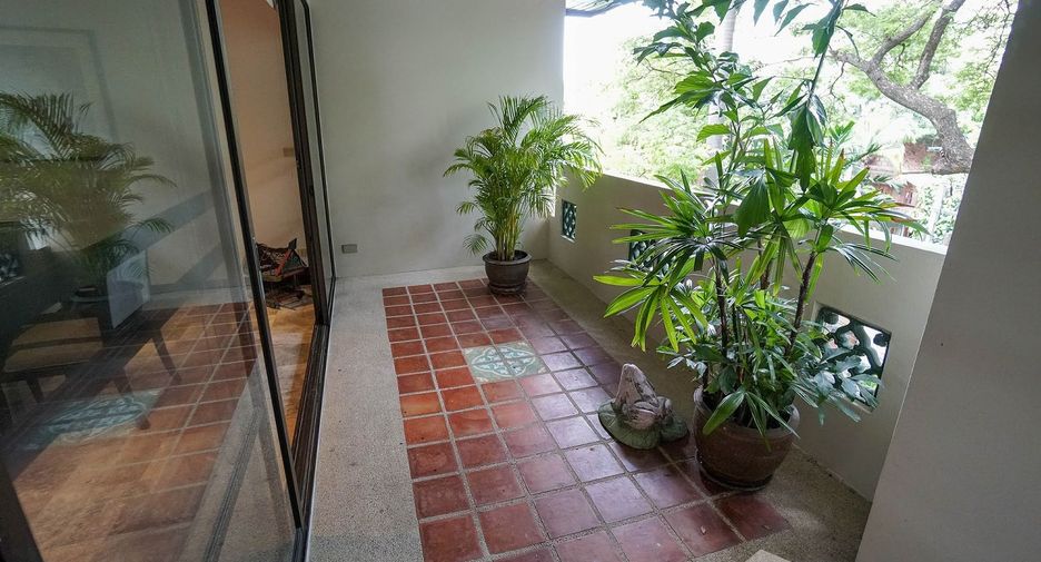 For rent 3 bedrooms apartment in Watthana, Bangkok