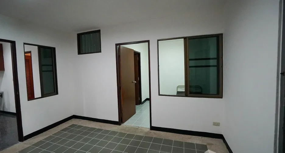 For rent 3 bedrooms apartment in Watthana, Bangkok