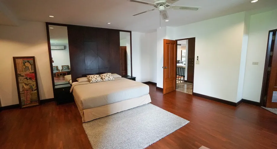 For rent 3 bedrooms apartment in Watthana, Bangkok
