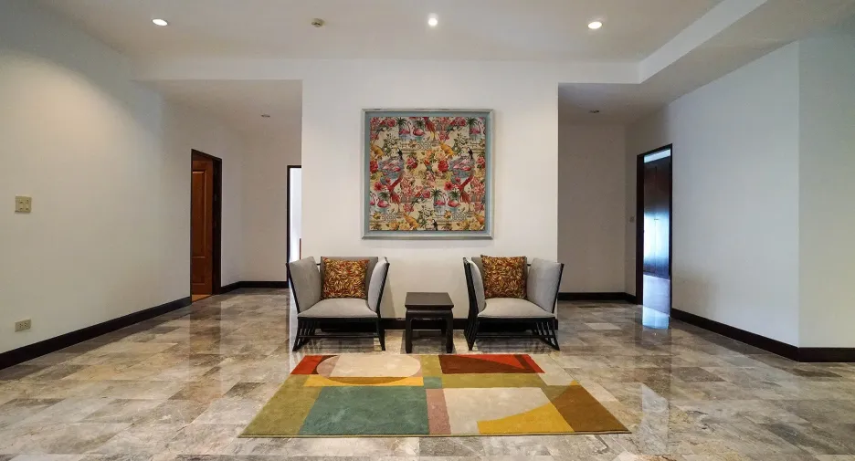 For rent 3 bedrooms apartment in Watthana, Bangkok