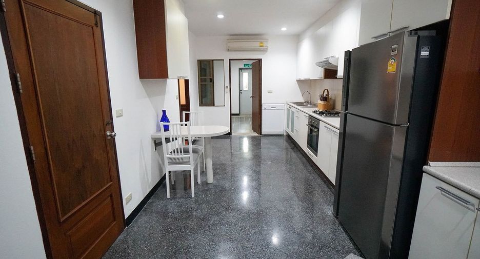 For rent 3 bedrooms apartment in Watthana, Bangkok