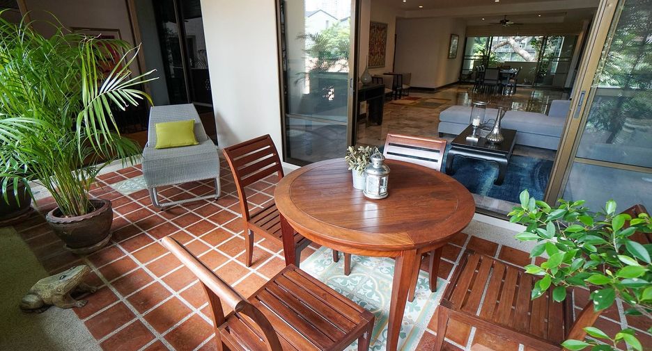 For rent 3 bedrooms apartment in Watthana, Bangkok