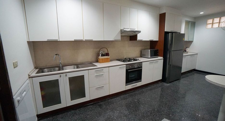 For rent 3 bedrooms apartment in Watthana, Bangkok