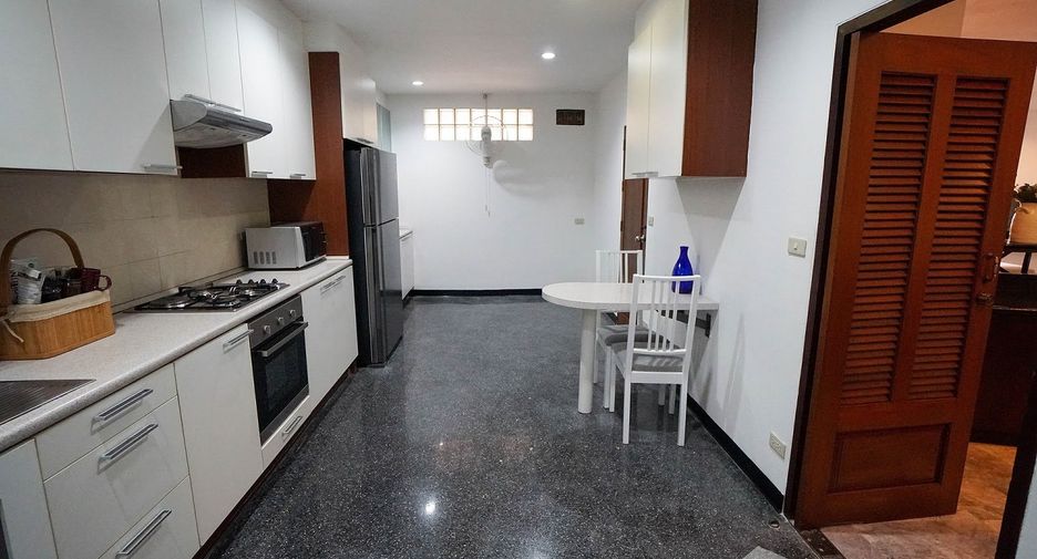 For rent 3 bedrooms apartment in Watthana, Bangkok