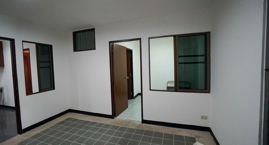 For rent 3 bedrooms apartment in Watthana, Bangkok