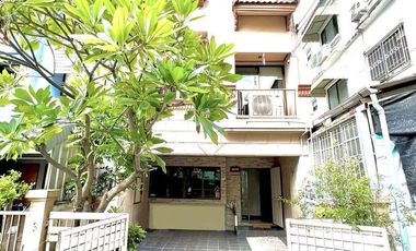 For rent 3 bedrooms townhouse in Wang Thonglang, Bangkok