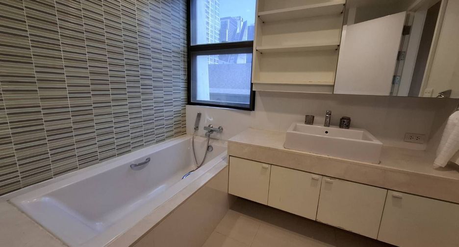 For rent 2 bedrooms apartment in Pathum Wan, Bangkok