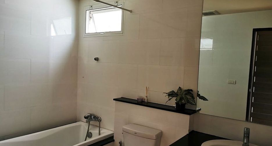 For rent 2 bedrooms condo in Watthana, Bangkok