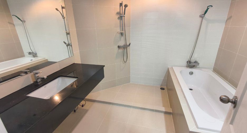 For rent 2 bedrooms condo in Huai Khwang, Bangkok