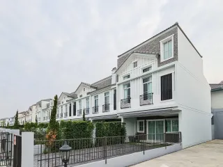 Casa adosada en alquiler de 3 habitaciones en Prawet, Bangkok