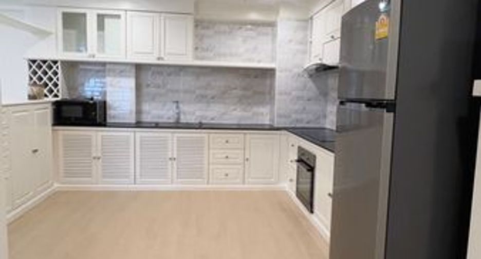 Apartamento en alquiler de 3 habitaciones en Khlong Toei, Bangkok