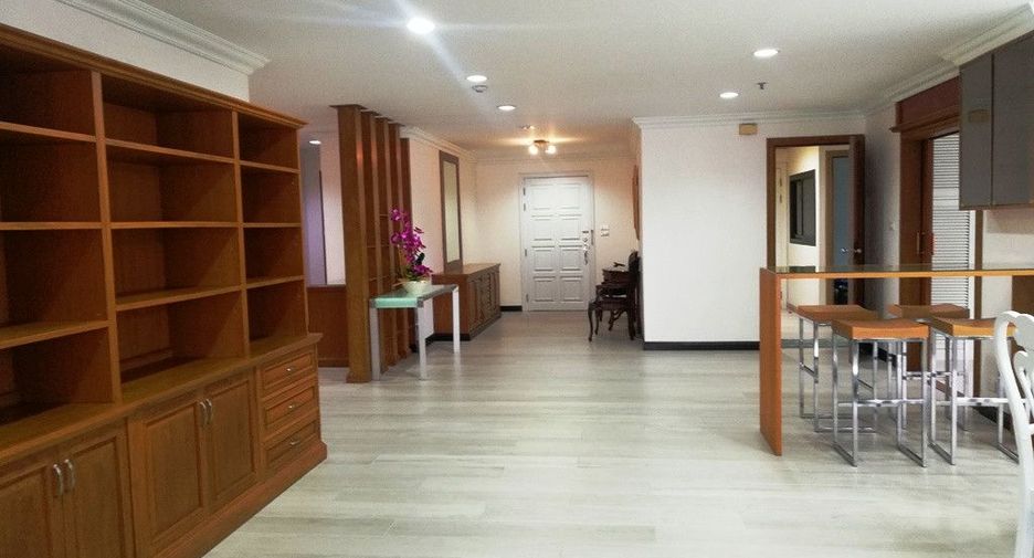 For rent 3 bedrooms condo in Khlong Toei, Bangkok