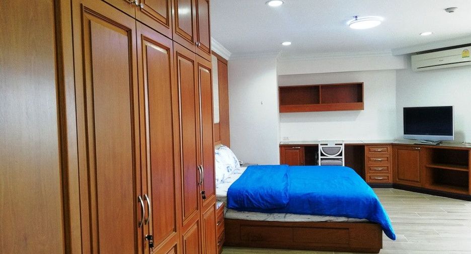 For rent 3 bedrooms condo in Khlong Toei, Bangkok
