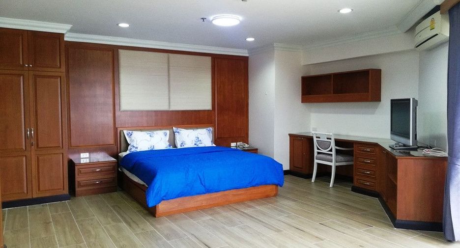 For rent 3 bedrooms condo in Khlong Toei, Bangkok