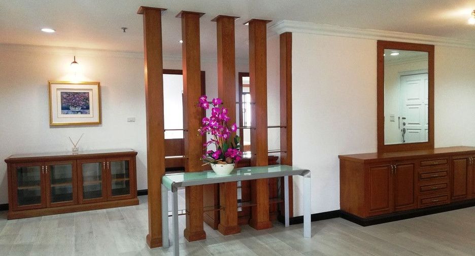 For rent 3 bedrooms condo in Khlong Toei, Bangkok