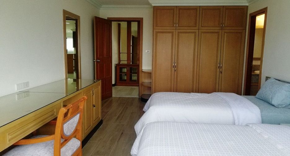 For rent 3 bedrooms condo in Khlong Toei, Bangkok