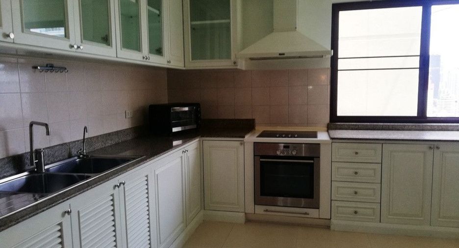 For rent 3 bedrooms condo in Khlong Toei, Bangkok