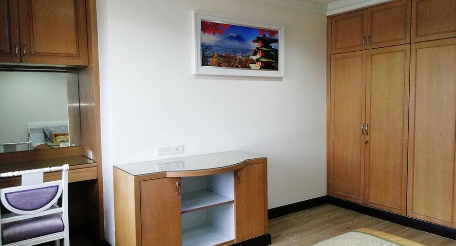 For rent 3 bedrooms condo in Khlong Toei, Bangkok