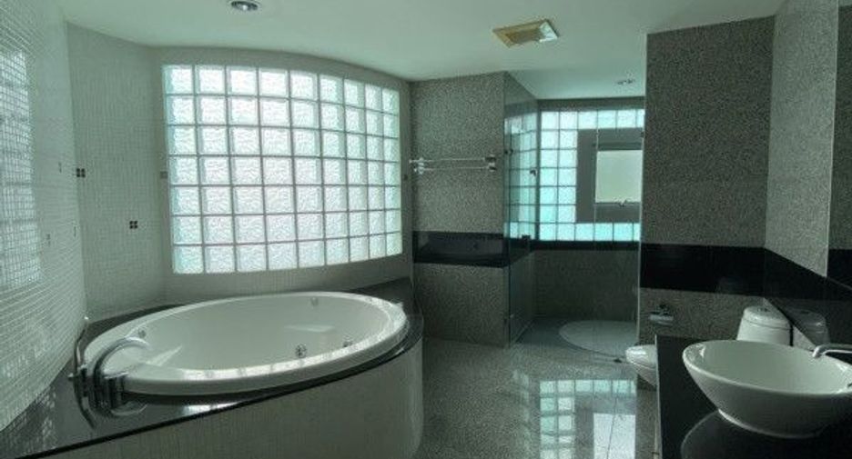 For rent 3 bedrooms condo in Watthana, Bangkok
