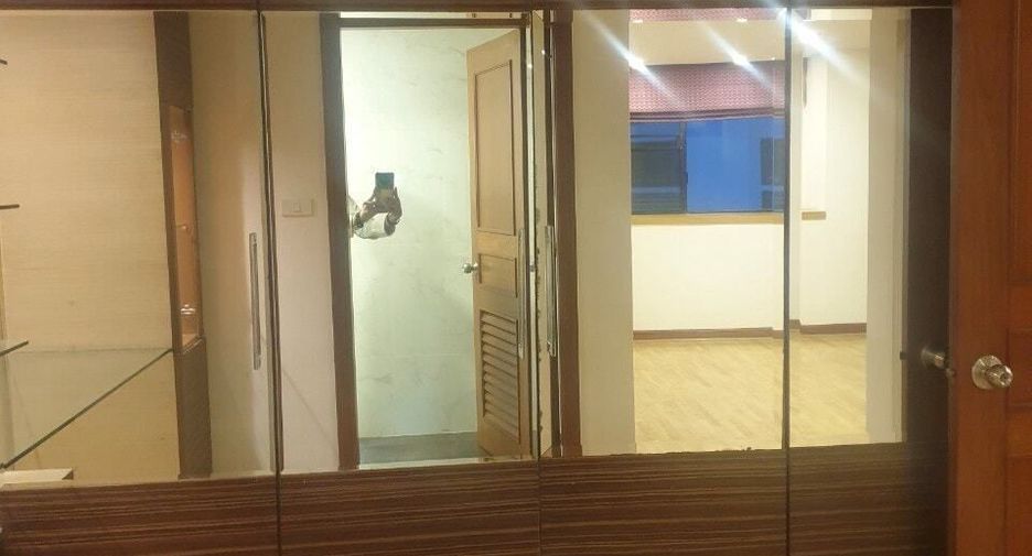 For rent 3 bedrooms condo in Khlong Toei, Bangkok