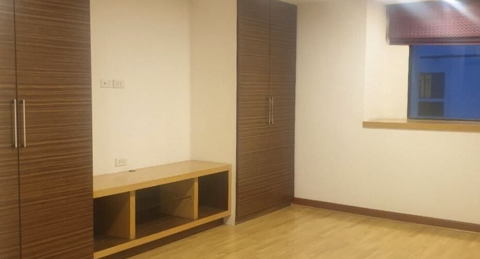 For rent 3 bedrooms condo in Khlong Toei, Bangkok