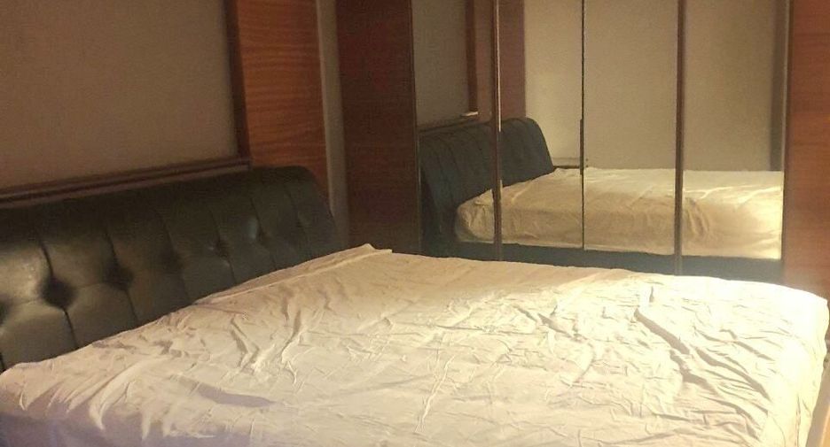 For rent 3 bedrooms condo in Khlong Toei, Bangkok