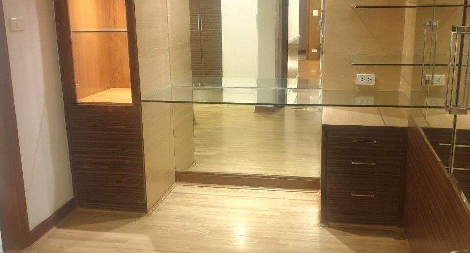 For rent 3 bedrooms condo in Khlong Toei, Bangkok
