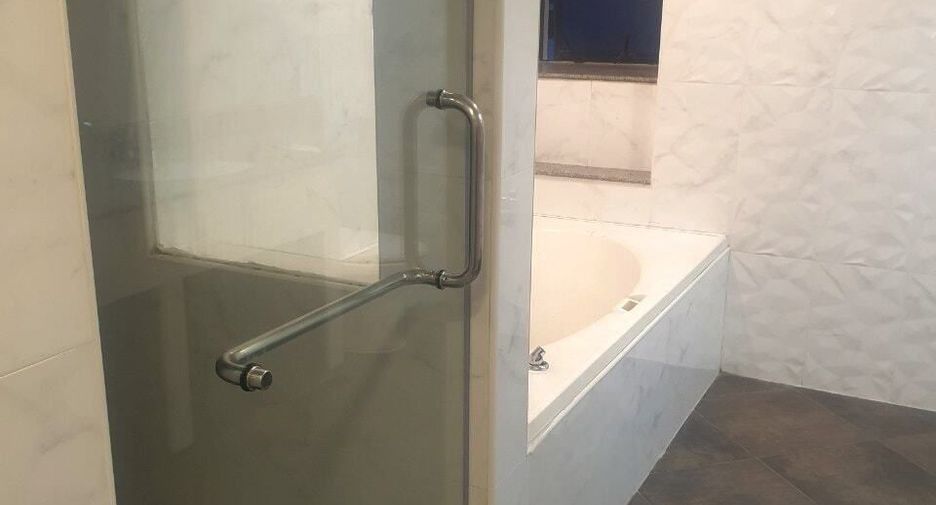 For rent 3 bedrooms condo in Khlong Toei, Bangkok