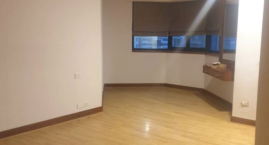 For rent 3 bedrooms condo in Khlong Toei, Bangkok