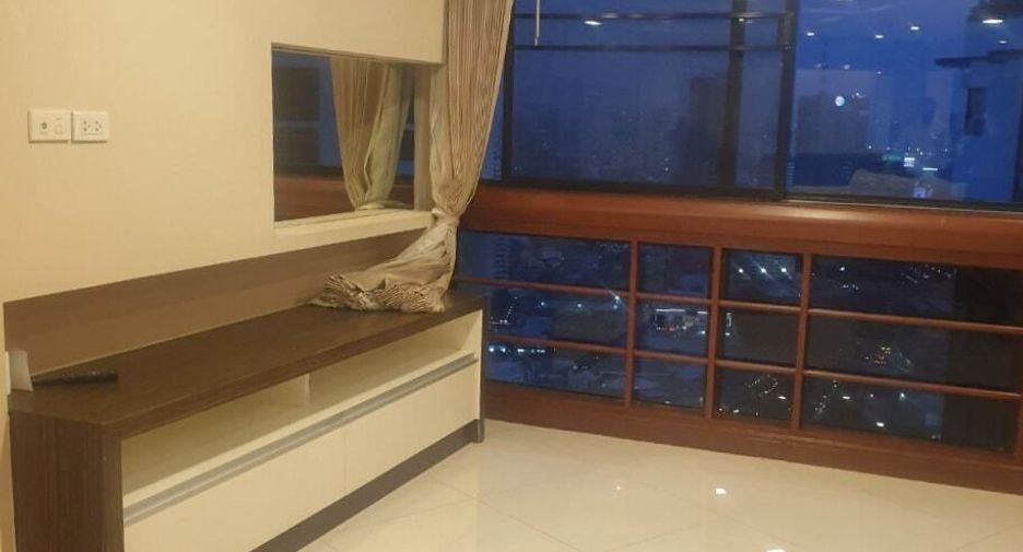 For rent 3 bedrooms condo in Khlong Toei, Bangkok