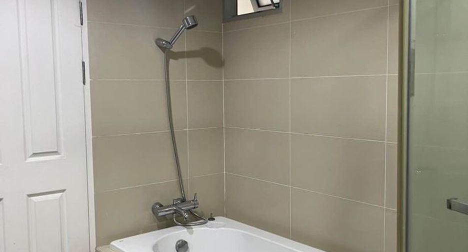 For rent 3 bedrooms condo in Huai Khwang, Bangkok