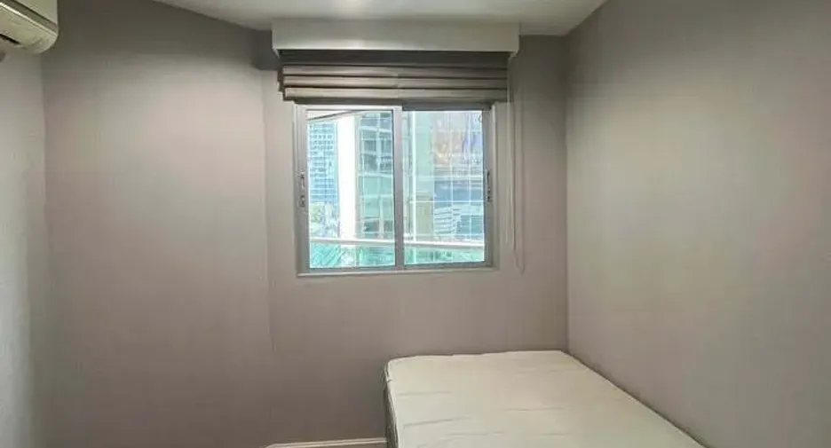 For rent 3 bedrooms condo in Huai Khwang, Bangkok