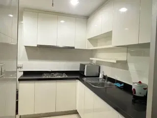 Condo en alquiler de 3 habitaciones en Huai Khwang, Bangkok