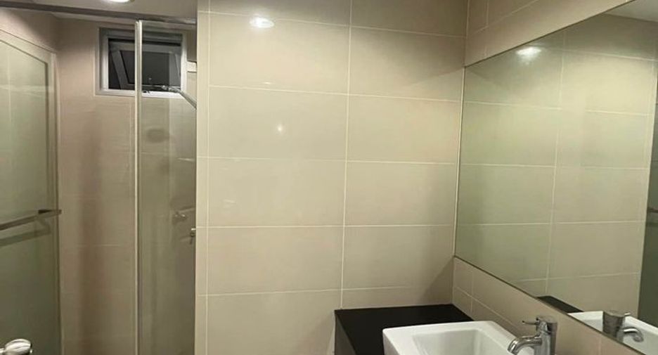 For rent 3 bedrooms condo in Huai Khwang, Bangkok