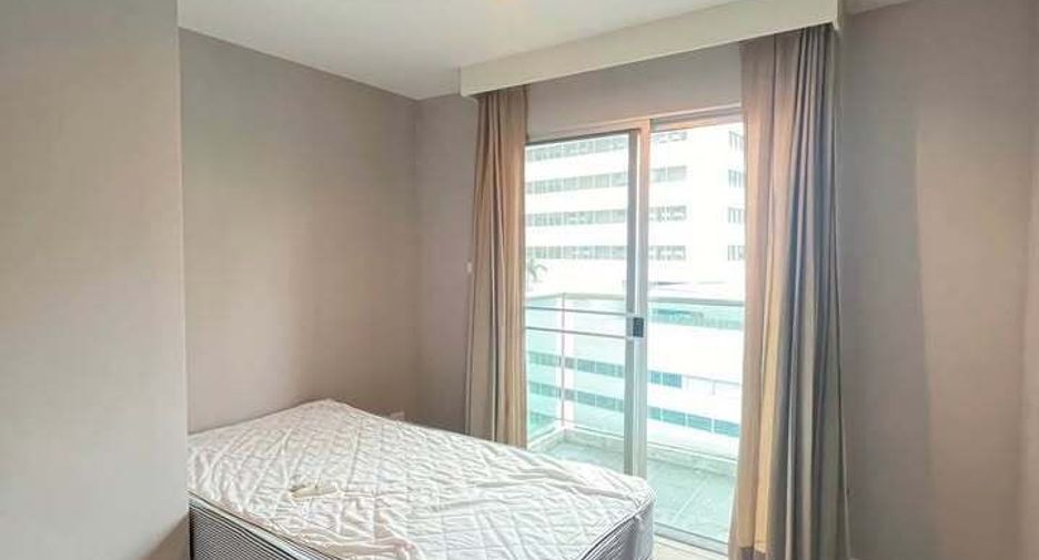 For rent 3 bedrooms condo in Huai Khwang, Bangkok