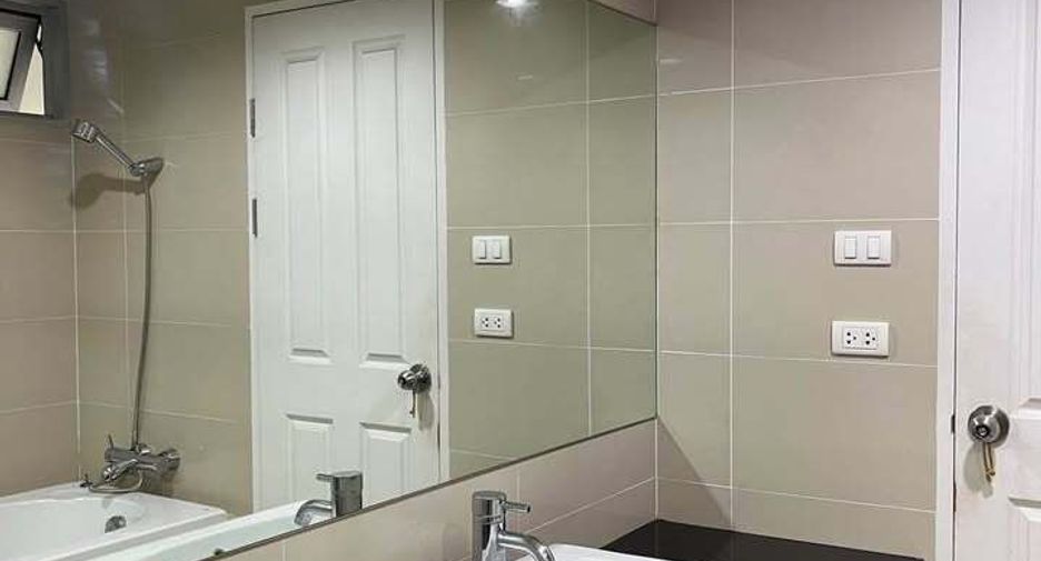 For rent 3 bedrooms condo in Huai Khwang, Bangkok