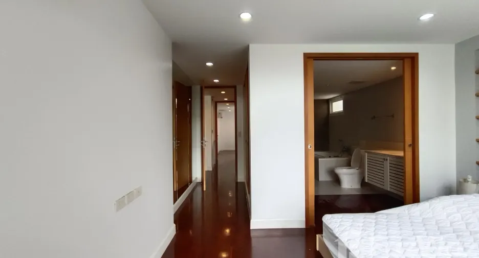 For rent 2 bedrooms apartment in Watthana, Bangkok