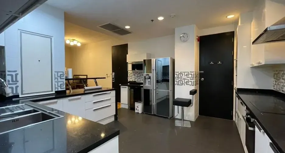 For rent 2 bedrooms condo in Khlong Toei, Bangkok