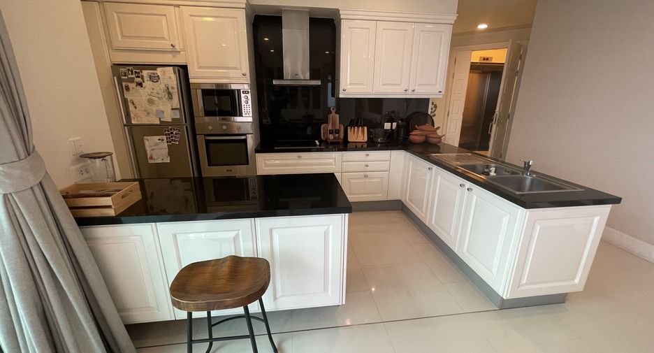For rent 2 ベッドルーム condo in Watthana, Bangkok