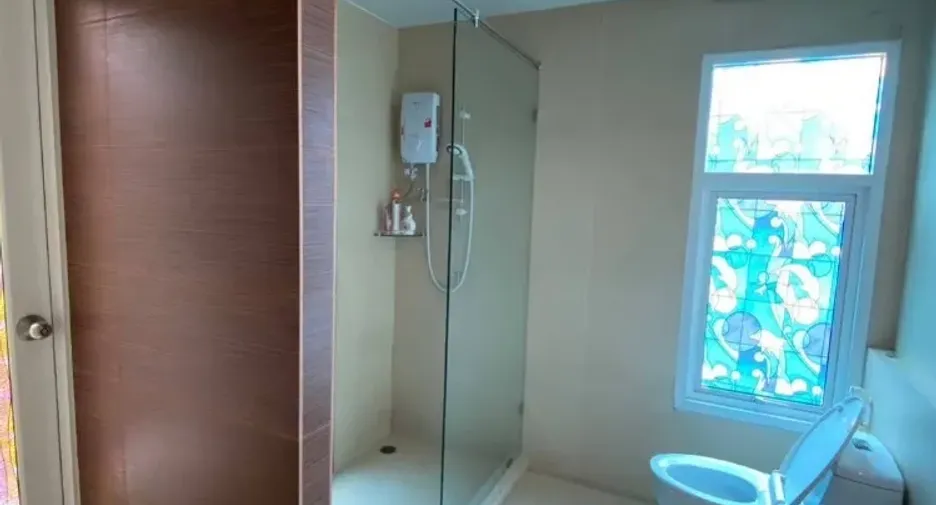 Haus zur Miete mit 3 Zimmer in Watthana, Bangkok