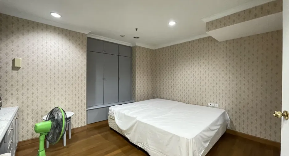 For rent 2 bedrooms condo in Khlong Toei, Bangkok