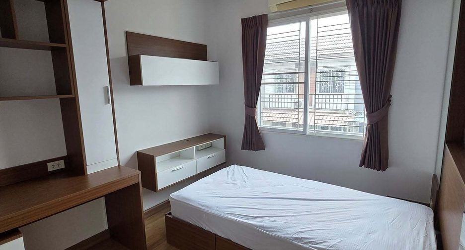 For rent 3 bedrooms townhouse in Bang Phli, Samut Prakan