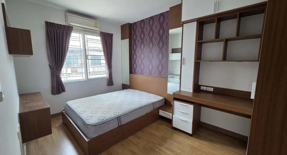 For rent 3 bedrooms townhouse in Bang Phli, Samut Prakan