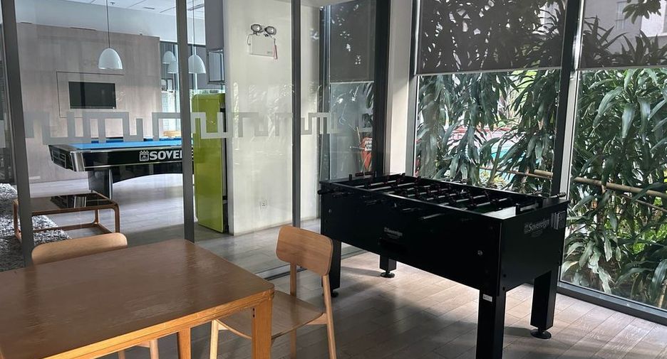 Condo en alquiler de 2 habitaciones en Phra Khanong, Bangkok