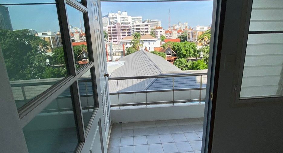 For rent 2 bedrooms apartment in Watthana, Bangkok