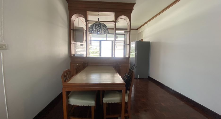 For rent 3 bedrooms apartment in Khlong Toei, Bangkok