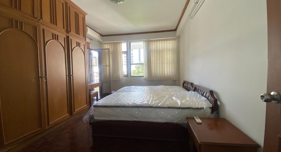 For rent 3 bedrooms apartment in Khlong Toei, Bangkok