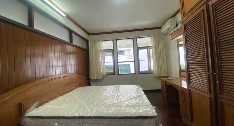 For rent 3 bedrooms apartment in Khlong Toei, Bangkok